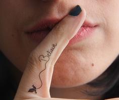 Neues Tattoo am Finger (seit Donnerstag!) (Farbe, Vögel, Schrift)